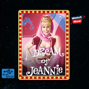 Peut inclure: Une enseigne lumineuse rectangulaire représentant un personnage blond avec une coiffe rose et une tenue rouge. Le texte I DREAM of JeANNIE est imprimé en blanc au centre. La bordure est ornée de petites lumières jaunes sur fond sombre.