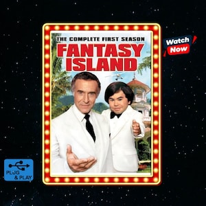 以下が含まれることがあります： DVD「The Complete First Season Fantasy Island」のカバーには、小さな飛行機と建物がある熱帯の背景を前に、白いスーツを着た2人が写っています。テキストには「The Complete First Season Fantasy Island」、「Watch Now」、「Plug & Play」と書かれています。