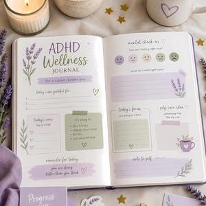 Può includere: Un diario del benessere ADHD aperto con illustrazioni floreali color lavanda e verde. Le pagine presentano sezioni per gratitudine, vittorie quotidiane, check-in mentali e idee di cura personale. Il testo include ADHD Wellness Journal e Progress over Perfection.