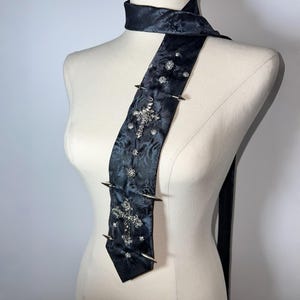 Handgefertigte Blaue Gothic Krawatte,Upcycling Jacquard Kragen mit Spikes, Doppel Kruzifix Krawatte,Cyberpunk Rüstung Spike Krawatte,Dark Wear Statement Halsband