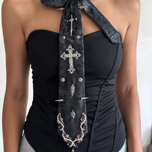 Svart gotisk slips med spikar och kors, utsmyckad slips med lila kristalldroppe, punk vampyr estetisk accessoar, unisex statement-plagg