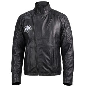 Può includere: Una giacca da moto in pelle nera con cerniera frontale asimmetrica, colletto alla coreana con bottoni a pressione e pannelli trapuntati sulle spalle. Una toppa bianca ricamata sul petto mostra il profilo di un cane e il testo DIAMOND DOGS.