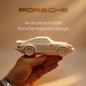 Peut inclure: Un porte-encens blanc mat en forme de voiture de sport classique, avec le texte PORSCHE, An incense holder Porsche inspired design, et Anbiya Code. Le modèle réduit présente des roues détaillées, un aileron arrière et une carrosserie aérodynamique.