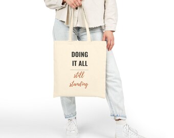 Bolsa Tote "Fazendo Tudo e Ainda de Pé", Bolsa de Lona Motivacional, Presente de Empoderamento para Mães Ocupadas, Bolsa Estética para Saúde Mental, Compras Modernas