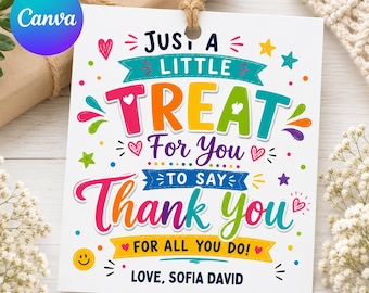 Könnte beinhalten: Ein quadratisches weißes Geschenkanhänger-Schild mit einer Juteschnur-Schlaufe und buntem Text: JUST A LITTLE TREAT For You TO SAY Thank you FOR ALL YOU DO! LOVE, SOFIA DAVID. Das Design enthält kleine Herzen, Sterne und ein gelbes Smiley-Gesicht.