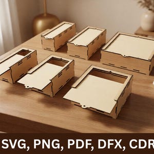 Può includere: Una collezione di sei scatole in legno chiaro con coperchi scorrevoli, caratterizzate da varie forme rettangolari e quadrate. Le scatole sono costruite con giunti a incastro visibili e disposte su una superficie piana. Il testo SVG, PNG, PDF, DFX, CDR è visualizzato in basso.