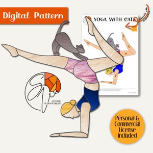 Könnte beinhalten: Ein digitales Schnittmuster für ein Buntglasprojekt mit dem Titel Yoga with Cats, das eine Person im Unterarmstand mit einer Katze auf dem Rücken zeigt. Das Design enthält beschriftete Segmente für den Zusammenbau, ein Logo und eine kommerzielle Lizenz.
