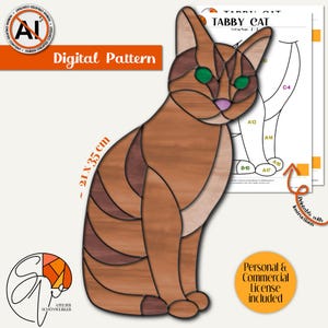 Könnte beinhalten: Ein digitales Schnittmuster für eine Buntglas-Tigerkatze mit den Maßen ca. 21 x 35 cm. Das Design zeigt braune Glassegmente, grüne Augen und eine rosa Nase. Das Dokument enthält druckbare Anleitungen, Schnittvorlagen und eine kommerzielle Lizenz.