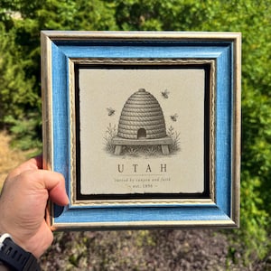 Ingelijst wanddecoratie: Utah kalkstenen bord, vintage bijenkorf met bijenmotief.
