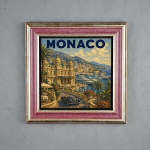 Könnte beinhalten: Ein quadratischer Kunstdruck in einem Rahmen mit einem Gemälde von Monaco im Vintage-Stil und dem Text MONACO am oberen Rand. Das Bild zeigt ein klassisches Auto auf einer Küstenstraße, das Casino, Yachten, Palmen und Berge.
