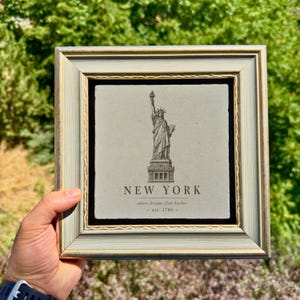 Quadro da parete con insegna in pietra calcarea di New York e statua della libertà vintage.