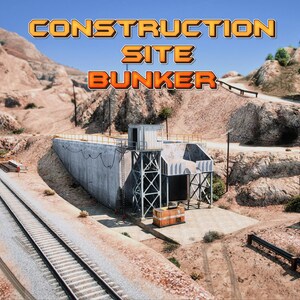 Könnte beinhalten: Eine Betonbunkerstruktur in einer Wüstenlandschaft neben Bahngleisen. Die Anlage verfügt über einen metallenen Beobachtungsturm, einen rechteckigen orangefarbenen Container und ein kleines graues Gebäude. Der Text CONSTRUCTION SITE BUNKER ist sichtbar.