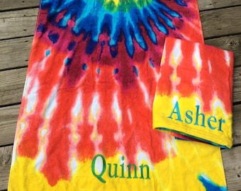 Toalla personalizada con teñido anudado, decoración de playa con monograma, recuerdo de fiesta de cumpleaños en la piscina, regalo de graduación, boda del Orgullo Gay, damas de honor y padrinos de boda.