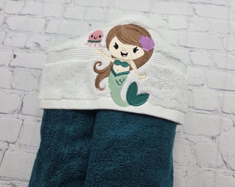 Serviette à capuche enfant sirène personnalisée, cadeau monogramme vacances océan, serviette de bain en coton, cadeau d'anniversaire sirène, queue de fée