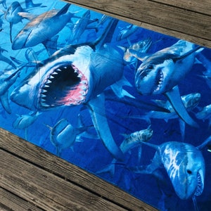 Gepersonaliseerde strandhanddoek haai, nautisch decor voor een oceaanbadkamer, vakantie poolparty verjaardagscadeau voor jongen, cadeau met monogram onder de 35 jaar