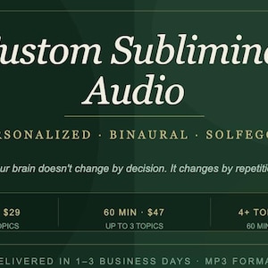 Op de afbeelding: Een donkergroene digitale afbeelding met de witte tekst Custom Subliminal Audio, gevolgd door de woorden Personalized, Binaural, Solfeggio en het citaat Your brain doesn't change by decision. It changes by repetition. MP3-formaat is vermeld.