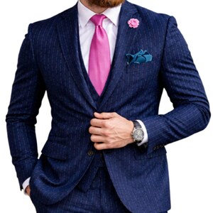 Marineblauw krijtstreepkostuum met opvallend tekstpatroon, tweedelig maatpak, moderne feestsmoking, modieuze formele kleding