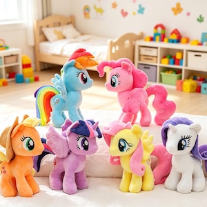 Könnte beinhalten: Eine Sammlung von sechs My Little Pony Plüschfiguren, darunter Rainbow Dash, Pinkie Pie, Applejack, Twilight Sparkle, Fluttershy und Rarity. Jede Figur besteht aus weichem Stoff mit charakteristischen Farben, Mähnen, Schweifen und Symbolen.