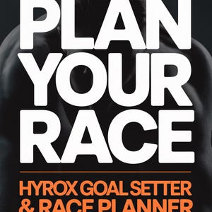 Könnte beinhalten: Ein schwarz-weißes Grafikdesign mit dem fetten weißen Text PLAN YOUR RACE über einer orangefarbenen horizontalen Linie und dem orangefarbenen Text HYROX GOAL SETTER & RACE PLANNER vor einem dunklen Hintergrund eines muskulösen Oberkörpers.