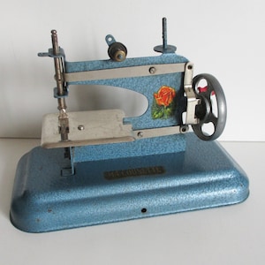 Vintage antike französische Nähmaschine Blechspielzeug 1930er 1950er Jahre Ma Cousette Kleines Mädchen, Puppe, Machine à coudre enfant Jouet France