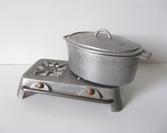 Vintage francuska metalowa kuchenka gazowa, garnek do gotowania Le rêve de Jeannette 1930, antyczny zestaw zabawek Dinette Play Kitchen, Cafetière Gazinière Jouet