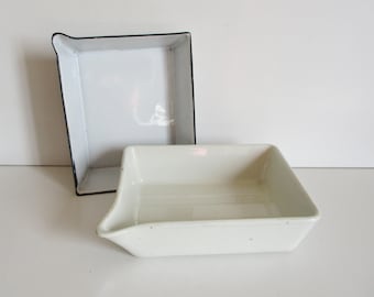 2 vintage Franse gerechten schotel voor fotografie jaren 50 jaren 60 midden eeuw porseleinen emaille kom, bord, plat, Assiette Frankrijk