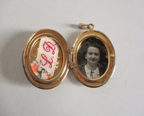 Vintage little French double locket pendant 1950s… - image 1