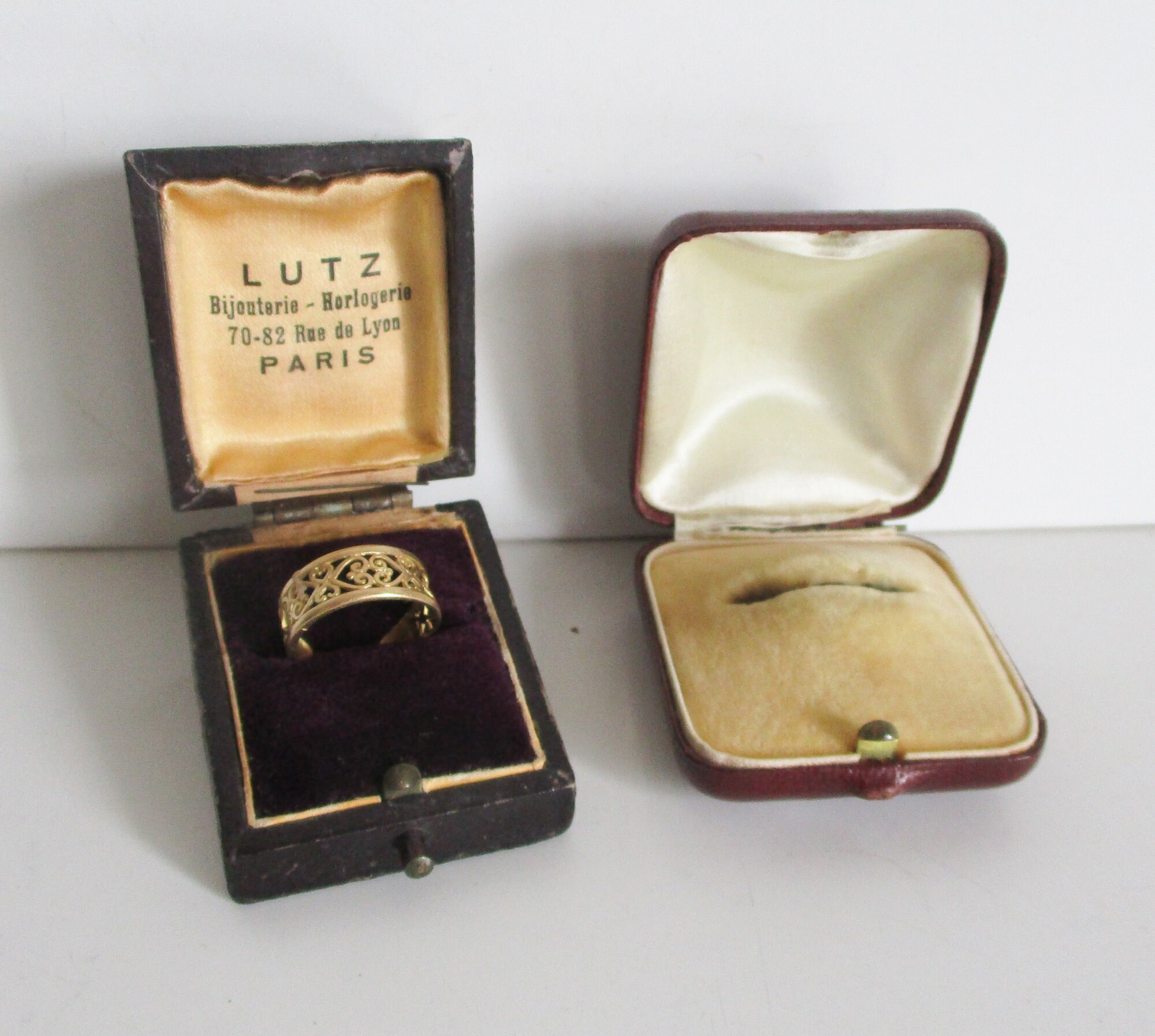 Écrin à Bijou Vintage Bicolore – Intérieur Velours Rouge – Ancien Stock De Bijouterie – Occasion Charmant