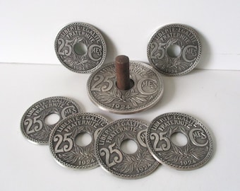 7 zabytkowych francuskich podkładek pod szklankę i butelkę, lata 50. XX w., zastawa barowa, Cents Lindauer 1924, Francja Dessous de verres bouteille centime pièce 1