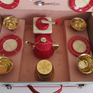 Vintage french plastic toy tea set and suitcase 1950s, Dinette de Poulbot Girl Doll, Dinette ancienne plastique rose poupée