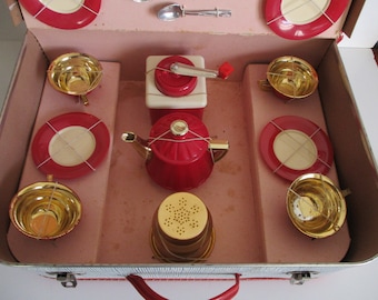 Vintage francuski plastikowy zestaw do herbaty i walizka z lat 50., Dinette de Poulbot Girl Doll, Dinette ancienne plastique Rose Poupée