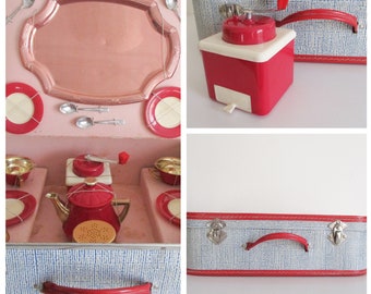 Vintage french plastic toy tea set and suitcase 1950s, Dinette de Poulbot Girl Doll, Dinette ancienne plastique rose poupée