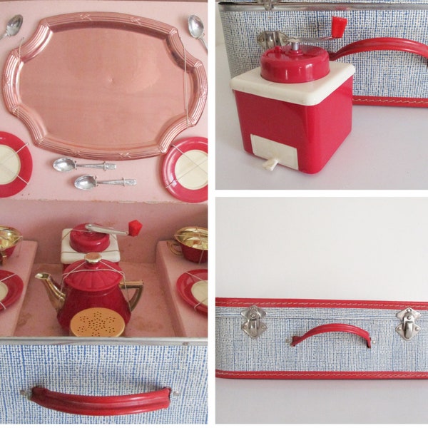 Vintage french plastic toy tea set and suitcase 1950s, Dinette de Poulbot Girl Doll, Dinette ancienne plastique rose poupée