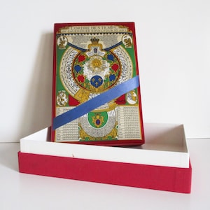 boîte en carton vintage en tissu français des années 1960, écharpe en soie parisienne recouverte de bijoux boîte à couture de bas de bijoux, boîte de tissu du soir