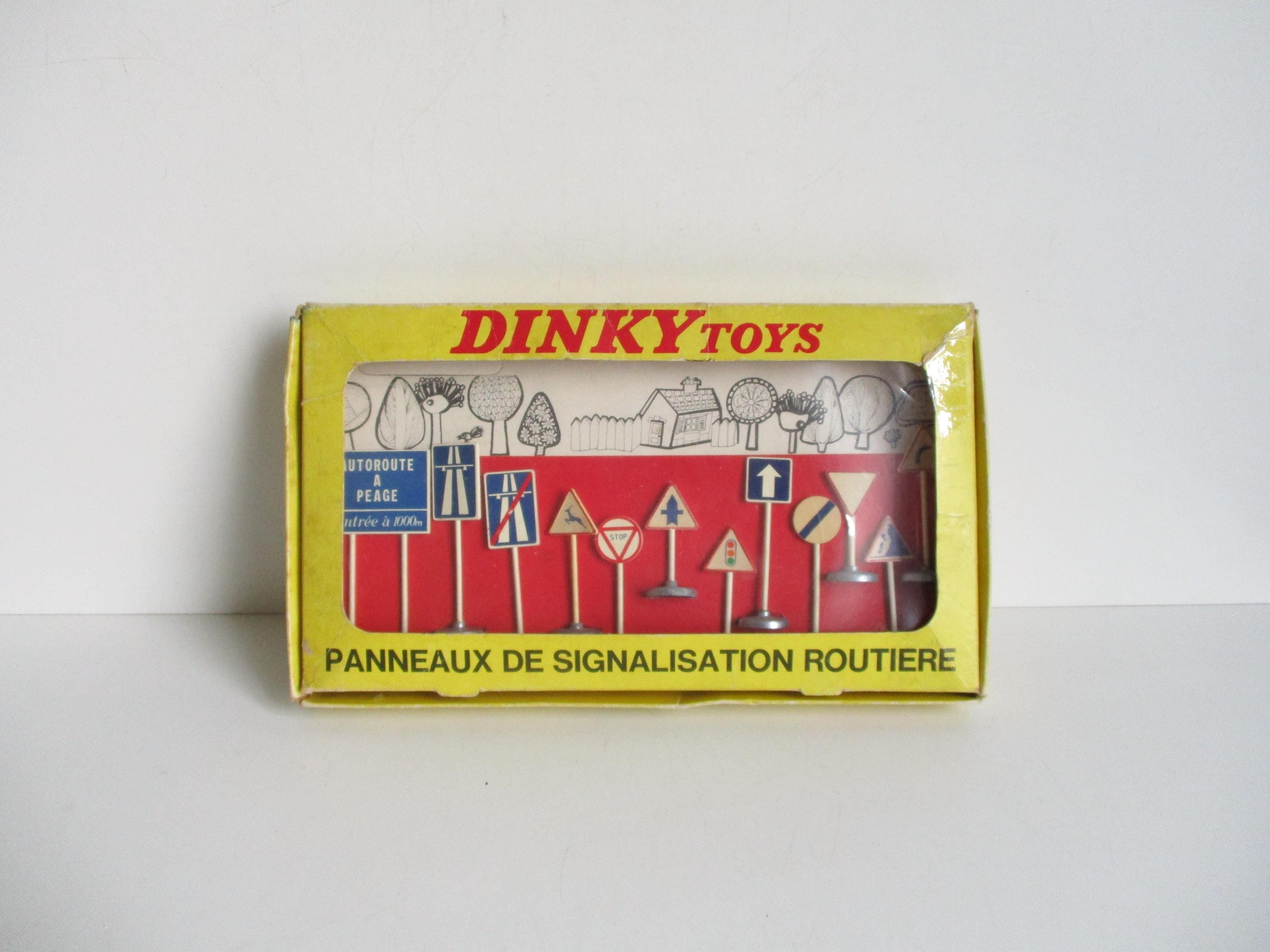 Dinky Toys No. 40, Panneaux de signalisation Ville - 6 metal roadsigns