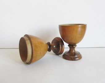 2 antyczne francuskie drewniane kieliszki na jajka z XX wieku, jedno jajko i dwa kieliszki na jajka, Vintage Bowl Coquetier bois tourné buis ancien
