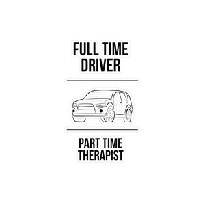 Puede incluir: Una pegatina blanca con el texto negro FULL TIME DRIVER en la parte superior y PART TIME THERAPIST en la parte inferior. Entre las dos líneas de texto hay un dibujo de contorno negro simple de un vehículo utilitario deportivo hacia la izquierda.