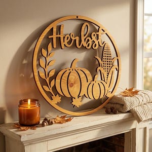Könnte beinhalten: Ein rundes Wandobjekt aus Holz mit dem Schriftzug "Herbst" in Schreibschrift, umgeben von ausgeschnittenen Motiven aus zwei Kürbissen, einem Maiskolben und einem Blattzweig. Die natürliche Holzoberfläche zeigt eine deutliche Maserung.