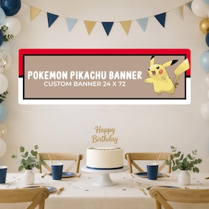 Könnte beinhalten: Ein rechteckiges Banner mit beigem Hintergrund und einem rot-schwarzen Rand, das den Text POKEMON PIKACHU BANNER und CUSTOM BANNER 24 X 72 sowie eine gelbe Pikachu-Charakterillustration auf der rechten Seite des Designs zeigt.