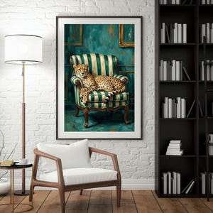 Puede incluir: Una impresión artística enmarcada que representa a un guepardo descansando sobre un sillón de rayas verdes y blancas. La obra presenta un fondo verde azulado profundo con marcos dorados, capturando al felino en una pose relajada.
