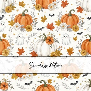 Puede incluir: Un patrón continuo con calabazas naranjas y blancas, fantasmas blancos, pequeños murciélagos negros, hojas de otoño naranjas y amarillas, y flores blancas y amarillas sobre un fondo crema. El texto Seamless Pattern está centrado.