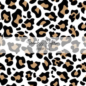 Puede incluir: Un patrón sin costuras con un diseño de leopardo repetitivo con manchas negras y bronceadas sobre un fondo blanco. Una banda horizontal semitransparente en el centro muestra el texto Seamless Pattern 300DPI PNG en letra cursiva negra.