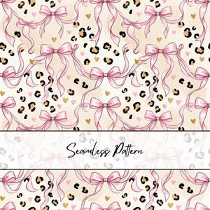 Pode incluir: Um padrão contínuo com fitas cor-de-rosa claro atadas em laços, intercaladas com manchas de leopardo pretas e castanhas e pequenos corações dourados sobre um fundo creme. O texto Seamless Pattern está centrado numa faixa horizontal branca.