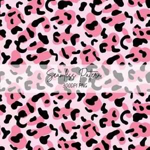 Op de afbeelding: Een naadloos patroon met een herhalend luipaardprintontwerp met zwarte vlekken op een lichtroze achtergrond. De afbeelding bevat de tekst Seamless Pattern en 300DPI PNG horizontaal gecentreerd in het midden van het grafisch ontwerp.