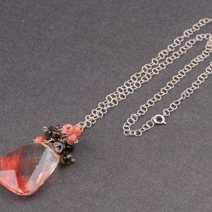 Collar con colgante de cuarzo cereza de plata de ley, grupo de cuentas ahumadas, pieza única. imagen 1