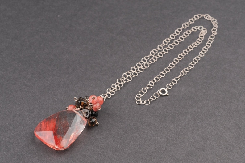 Collar con colgante de cuarzo cereza de plata de ley, grupo de cuentas ahumadas, pieza única. imagen 1