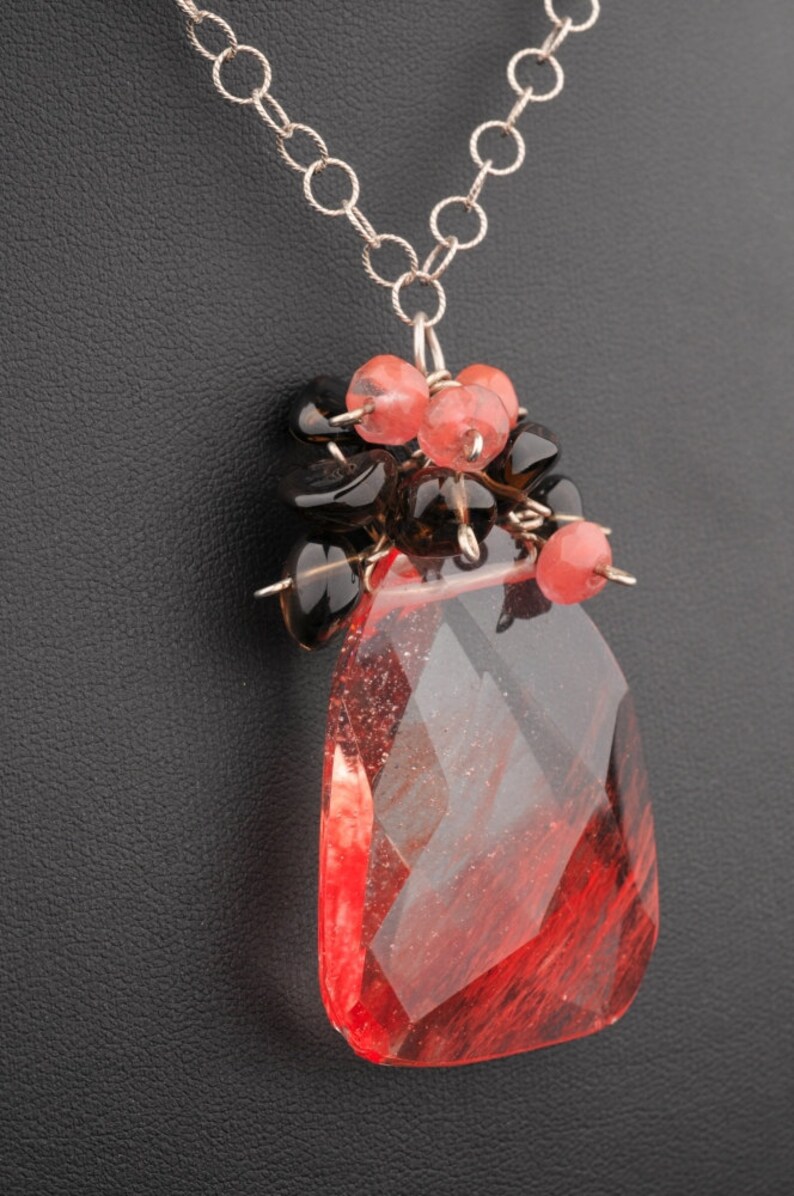 Collar con colgante de cuarzo cereza de plata de ley, grupo de cuentas ahumadas, pieza única. imagen 2