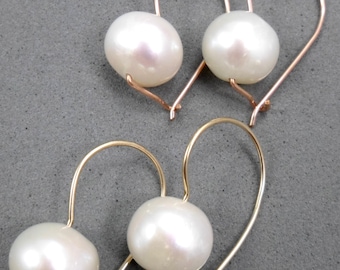 Pendientes de perlas blancas, colgantes cortos, con alambre chapado en oro, solitario, nupciales, clásicos, para bodas.