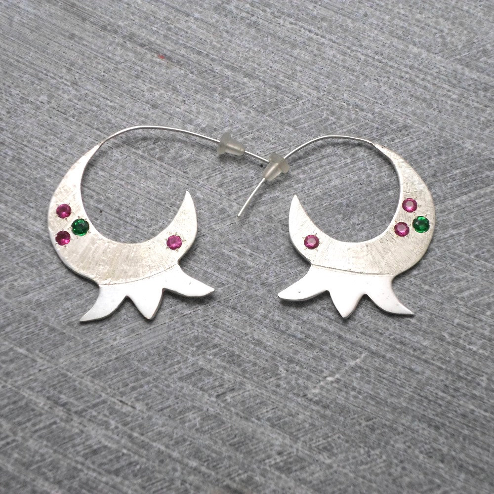 Pendientes de aro grandes con forma de granada, de plata, con incrustaciones de circonitas rojas y verdes, multicolores, originales y modernos.