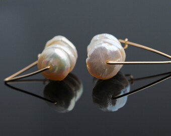 Pendientes de aro de perlas blancas con forma de lenteja, triángulo chapado en oro de 14 quilates, joyería colgante.